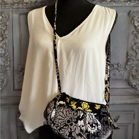 Vera Bradley Handbags - Vera Bradley Frannie Crossbody Bag in Baroque EUC